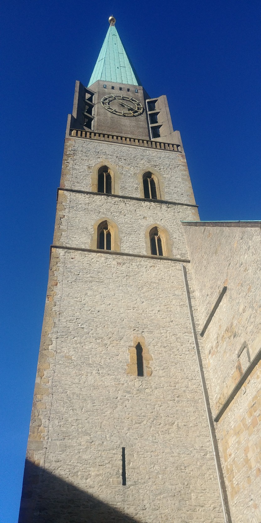 Kerk Bielefeld onder een strak blauwe hemel